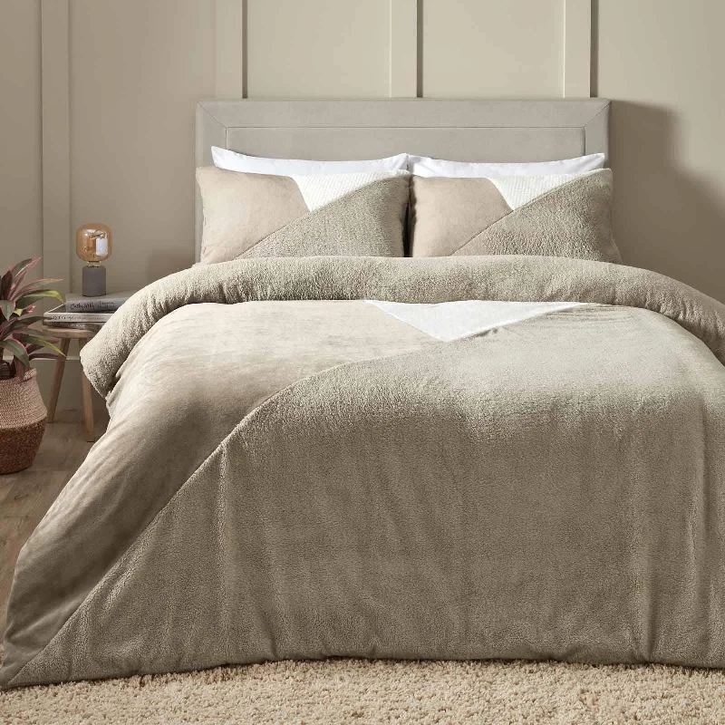 Silk duvet covers for a smooth and elegant touchCosy Larsson Geo Fleece Duvet Cover Set Natural