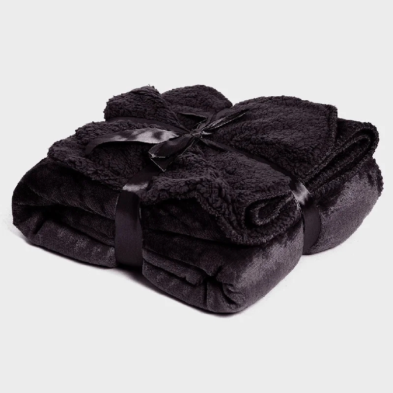 Silk blankets with a smooth and elegant touchDouble Lined Sherpa Throw 140x180cm