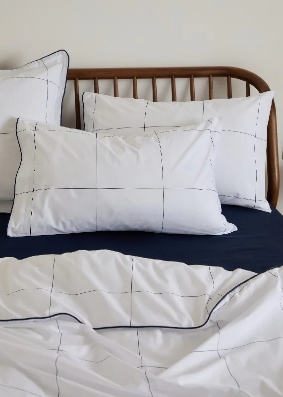 Linen blankets with a rustic and textured lookFoxford Navy Windowpane Pillowcase Set