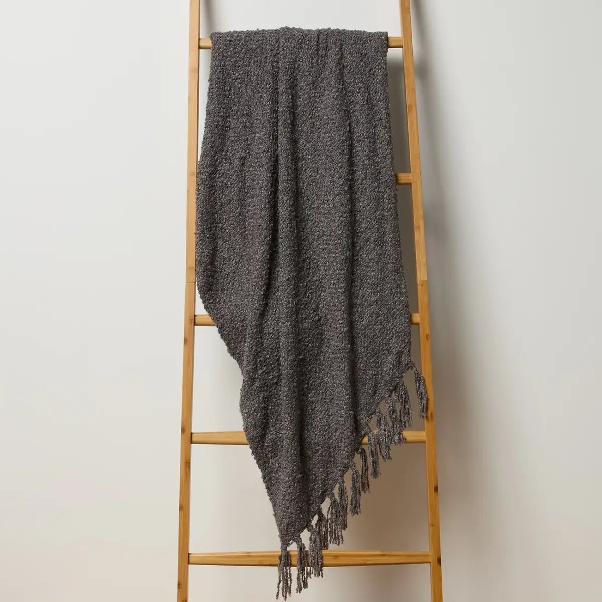 Linen blankets with a rustic and textured lookGrey Boucle Throw 130X150cm