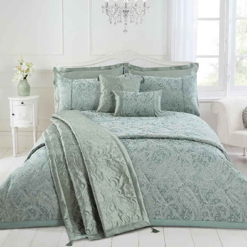 Floral - printed duvet covers for a romantic and feminine touchPaisley Soft Green Luxury Cotton Rich Jacquard Duvet Cover