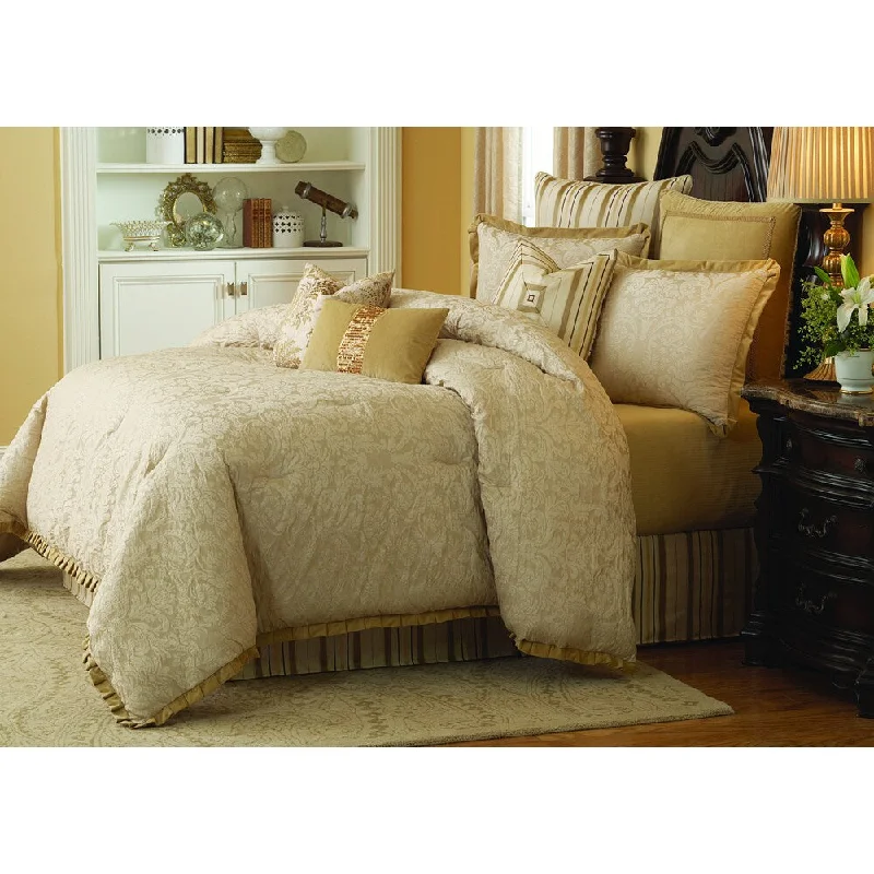 Latex - filled comforters with a bouncy texture and good supportMichael Amini Carlton 10-piece Comforter Set